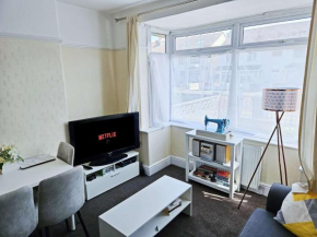 4-Bed House - Fast WiFi, Self Check-In, Parking